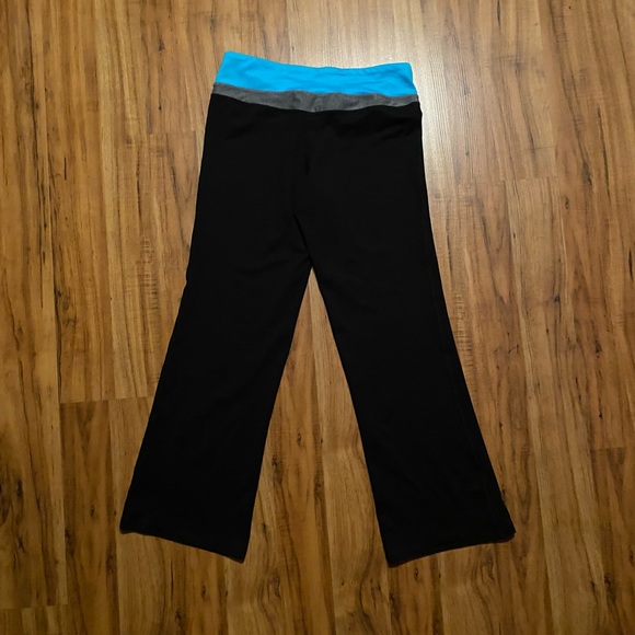 Champion Women’s Yoga Pants Capris Size Medium - Picture 8 of 9